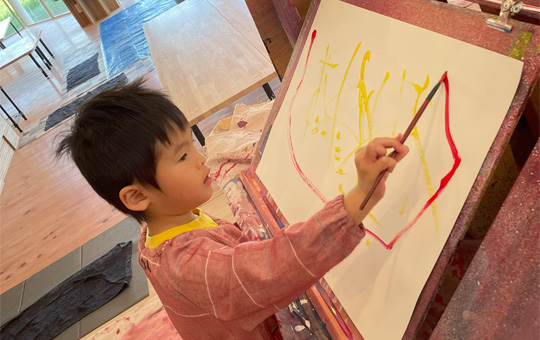 絵を描く男の子