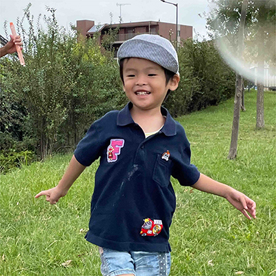 笑っている男の子
