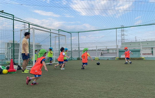 フットサルをしている子どもたち